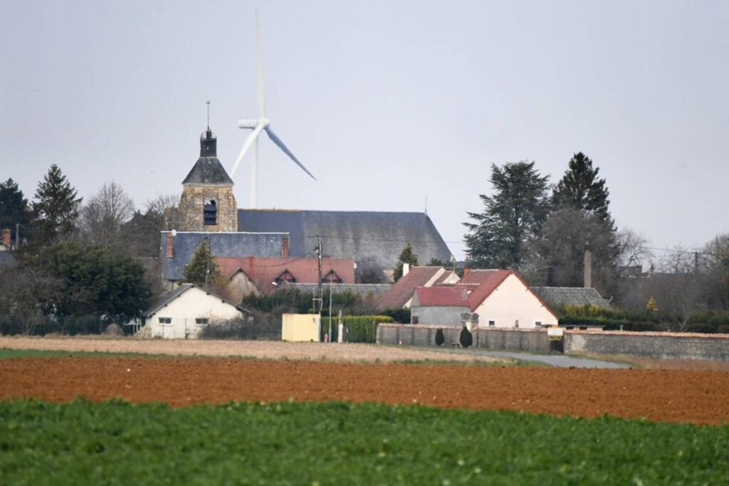 éoliennes dominent le paysage et l'un des clochers du village