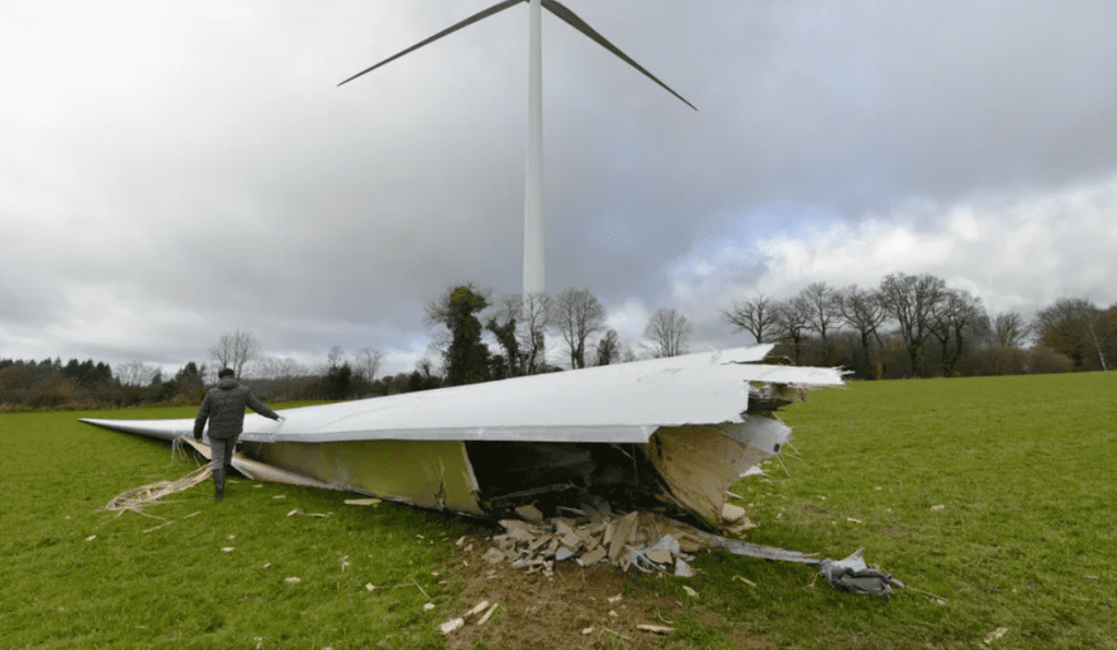 Pale d’éolienne tombée le 2 décembre à Saint-Agnant-de-Versillat, près de La Souterraine (Creuse).